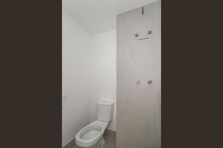 Banheiro de kitnet/studio para alugar com 0 quarto, 26m² em Passo D’areia, Porto Alegre