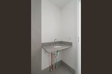 Banheiro de kitnet/studio para alugar com 0 quarto, 26m² em Passo D’areia, Porto Alegre