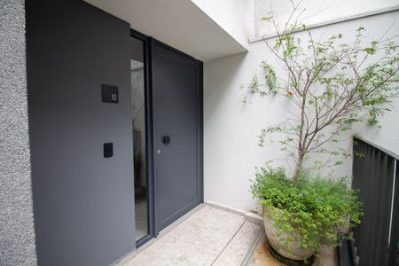 Casa à venda com 100m², 2 quartos e 2 vagas Casa à venda com 100m², 2 quartos e 2 vagasFachada Interna do Condômino