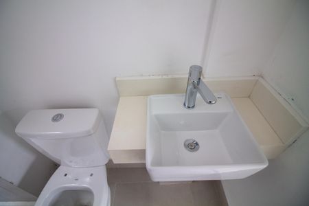 Casa à venda com 100m², 2 quartos e 2 vagas Casa à venda com 100m², 2 quartos e 2 vagasBanheiro da Suíte 1