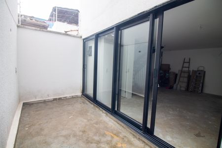 Casa à venda com 100m², 2 quartos e 2 vagas Casa à venda com 100m², 2 quartos e 2 vagasQuintal / Jardim