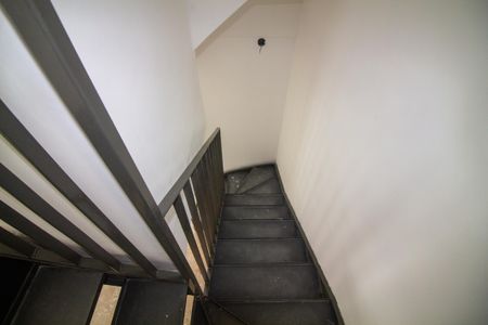 Casa à venda com 100m², 2 quartos e 2 vagas Casa à venda com 100m², 2 quartos e 2 vagasEscada