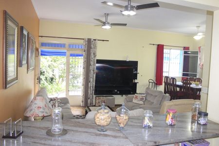 Casa à venda com 240m², 4 quartos e 4 vagasSala