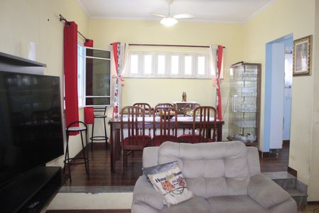 Casa à venda com 240m², 4 quartos e 4 vagasSala