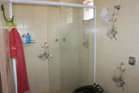 Casa à venda com 240m², 4 quartos e 4 vagasBanheiro da suíte 2