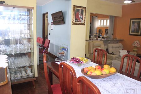 Casa à venda com 240m², 4 quartos e 4 vagasSala