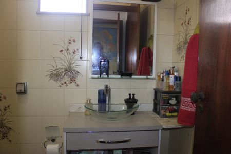 Casa à venda com 240m², 4 quartos e 4 vagasBanheiro da suíte 2