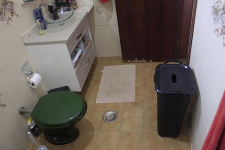 Casa à venda com 240m², 4 quartos e 4 vagasBanheiro da suíte 2