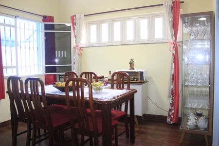 Casa à venda com 240m², 4 quartos e 4 vagasSala