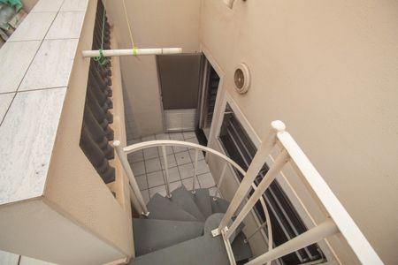 Casa para alugar com 73m², 2 quartos e 1 vaga Casa para alugar com 73m², 2 quartos e 1 vagaEscada