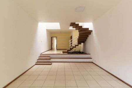 Casa para alugar com 220m², 3 quartos e 4 vagas Casa para alugar com 220m², 3 quartos e 4 vagasSala