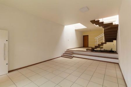 Casa para alugar com 220m², 3 quartos e 4 vagas Casa para alugar com 220m², 3 quartos e 4 vagasSala