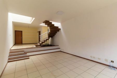 Casa para alugar com 220m², 3 quartos e 4 vagas Casa para alugar com 220m², 3 quartos e 4 vagasSala