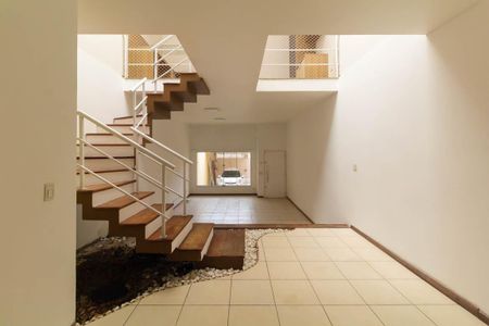 Casa para alugar com 220m², 3 quartos e 4 vagas Casa para alugar com 220m², 3 quartos e 4 vagasSala