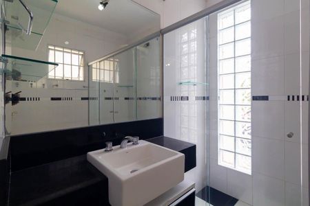 Casa para alugar com 220m², 3 quartos e 4 vagas Casa para alugar com 220m², 3 quartos e 4 vagasBanheiro da Suíte