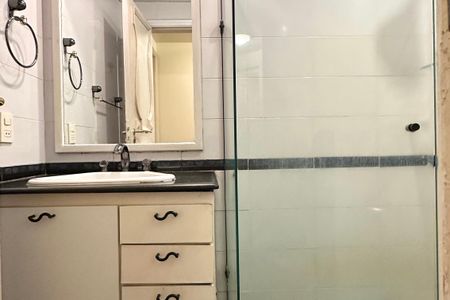 Apartamento para alugar com 220m², 4 quartos e 2 vagas Apartamento para alugar com 220m², 4 quartos e 2 vagasBanheiro social