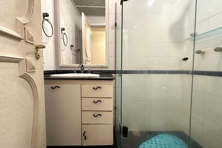 Apartamento para alugar com 220m², 4 quartos e 2 vagas Apartamento para alugar com 220m², 4 quartos e 2 vagasBanheiro social