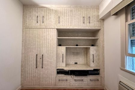 Apartamento para alugar com 220m², 4 quartos e 2 vagas Apartamento para alugar com 220m², 4 quartos e 2 vagasQuarto