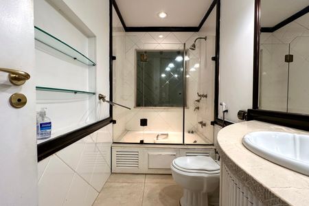 Apartamento para alugar com 220m², 4 quartos e 2 vagas Apartamento para alugar com 220m², 4 quartos e 2 vagasBanheiro da Suíte