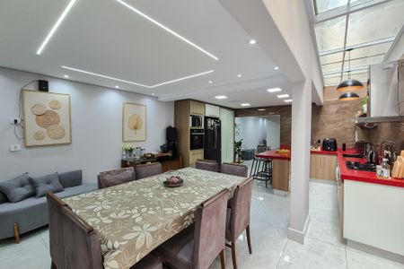Casa à venda com 129m², 3 quartos e 2 vagas Casa à venda com 129m², 3 quartos e 2 vagasCozinha - Armários