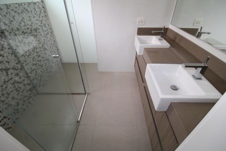 Casa à venda com 242m², 4 quartos e 3 vagasQuarto 1 - Banheiro