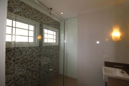 Casa à venda com 242m², 4 quartos e 3 vagasQuarto 1 - Banheiro