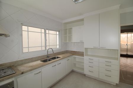 Casa à venda com 242m², 4 quartos e 3 vagasCozinha