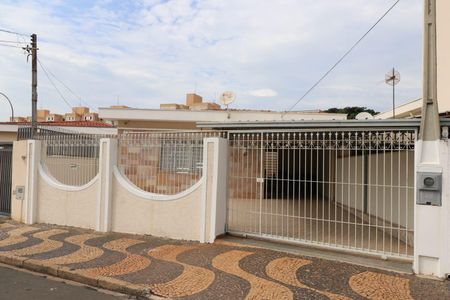 Casa à venda com 180m², 3 quartos e 5 vagas Casa à venda com 180m², 3 quartos e 5 vagasFachada