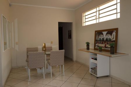 Casa à venda com 180m², 3 quartos e 5 vagas Casa à venda com 180m², 3 quartos e 5 vagasSala