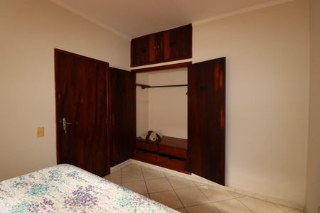 Casa à venda com 180m², 3 quartos e 5 vagas Casa à venda com 180m², 3 quartos e 5 vagasQuarto