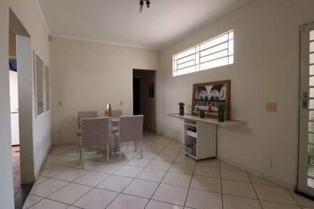 Casa à venda com 180m², 3 quartos e 5 vagas Casa à venda com 180m², 3 quartos e 5 vagasSala