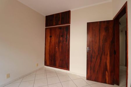 Casa à venda com 180m², 3 quartos e 5 vagas Casa à venda com 180m², 3 quartos e 5 vagasQuarto