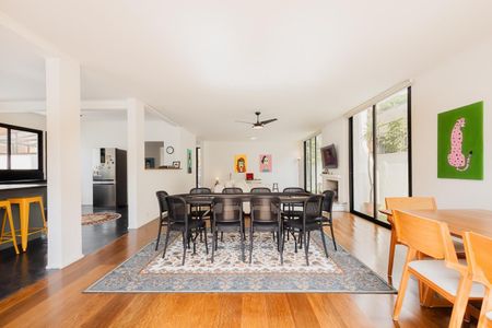 Casa à venda com 450m², 4 quartos e 2 vagas Casa à venda com 450m², 4 quartos e 2 vagasFoto 01