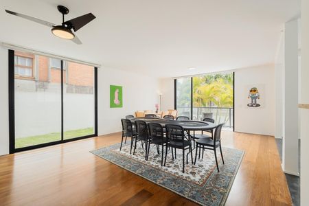 Casa à venda com 450m², 4 quartos e 2 vagas Casa à venda com 450m², 4 quartos e 2 vagasFoto 01