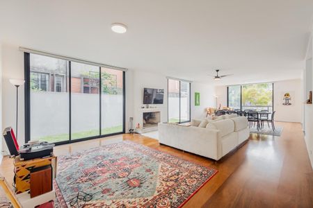 Casa à venda com 450m², 4 quartos e 2 vagas Casa à venda com 450m², 4 quartos e 2 vagasFoto 01