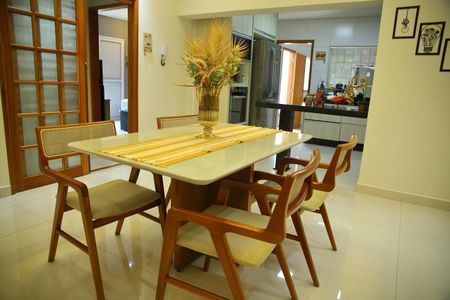 Casa à venda com 407m², 2 quartos e 2 vagasCopa/Cozinha 