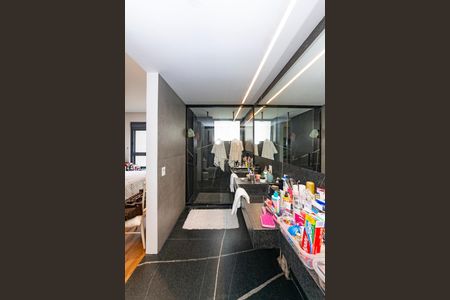 Apartamento à venda com 194m², 4 quartos e 3 vagasBanheiro da Suíte 1