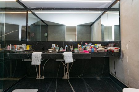 Apartamento à venda com 194m², 4 quartos e 3 vagasBanheiro da Suíte 1