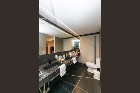 Apartamento à venda com 194m², 4 quartos e 3 vagasBanheiro da Suíte 1