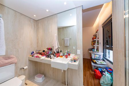 Apartamento à venda com 194m², 4 quartos e 3 vagasBanheiro Semi Suítes