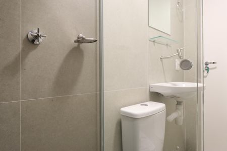 Banheiro de kitnet/studio para alugar com 1 quarto, 26m² em Barra Funda, São Paulo