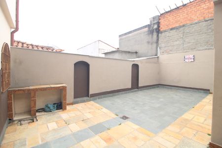 Casa para alugar com 160m², 3 quartos e 6 vagasQuintal fundos da casa