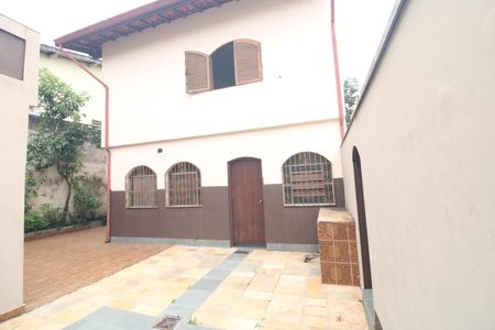 Casa para alugar com 160m², 3 quartos e 6 vagasFundos da casa
