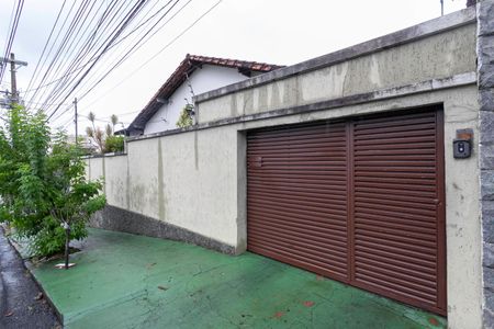 Casa à venda com 245m², 3 quartos e 3 vagas Casa à venda com 245m², 3 quartos e 3 vagasFachada