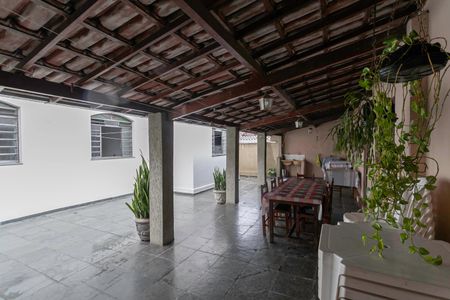 Casa à venda com 245m², 3 quartos e 3 vagas Casa à venda com 245m², 3 quartos e 3 vagasQuintal