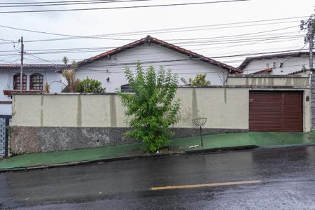 Casa à venda com 245m², 3 quartos e 3 vagas Casa à venda com 245m², 3 quartos e 3 vagasFachada