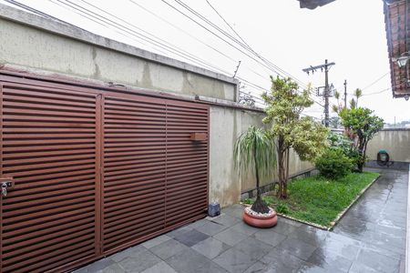 Casa à venda com 245m², 3 quartos e 3 vagas Casa à venda com 245m², 3 quartos e 3 vagasEntrada