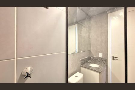 Banheiro de kitnet/studio para alugar com 1 quarto, 23m² em Barra Funda, São Paulo