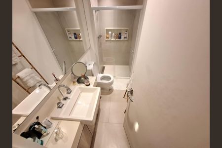 Apartamento à venda com 80m², 2 quartos e 1 vaga Apartamento à venda com 80m², 2 quartos e 1 vagaBanheiro da suíte