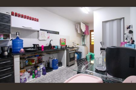 Casa à venda com 400m², 6 quartos e 3 vagas Casa à venda com 400m², 6 quartos e 3 vagasCozinha e Área de Serviço (casa 2)